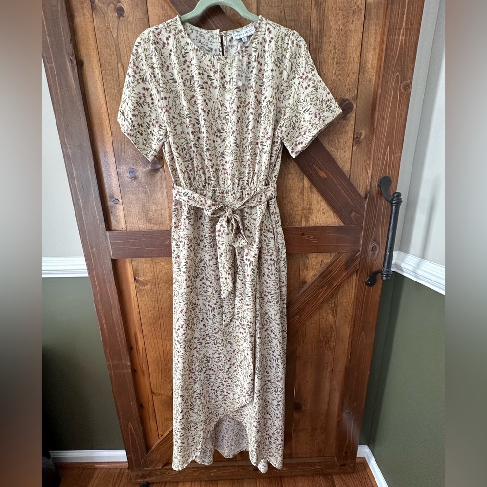 Piper and Scoot Size Medium Short-Sleeved Floral Maxi Dress